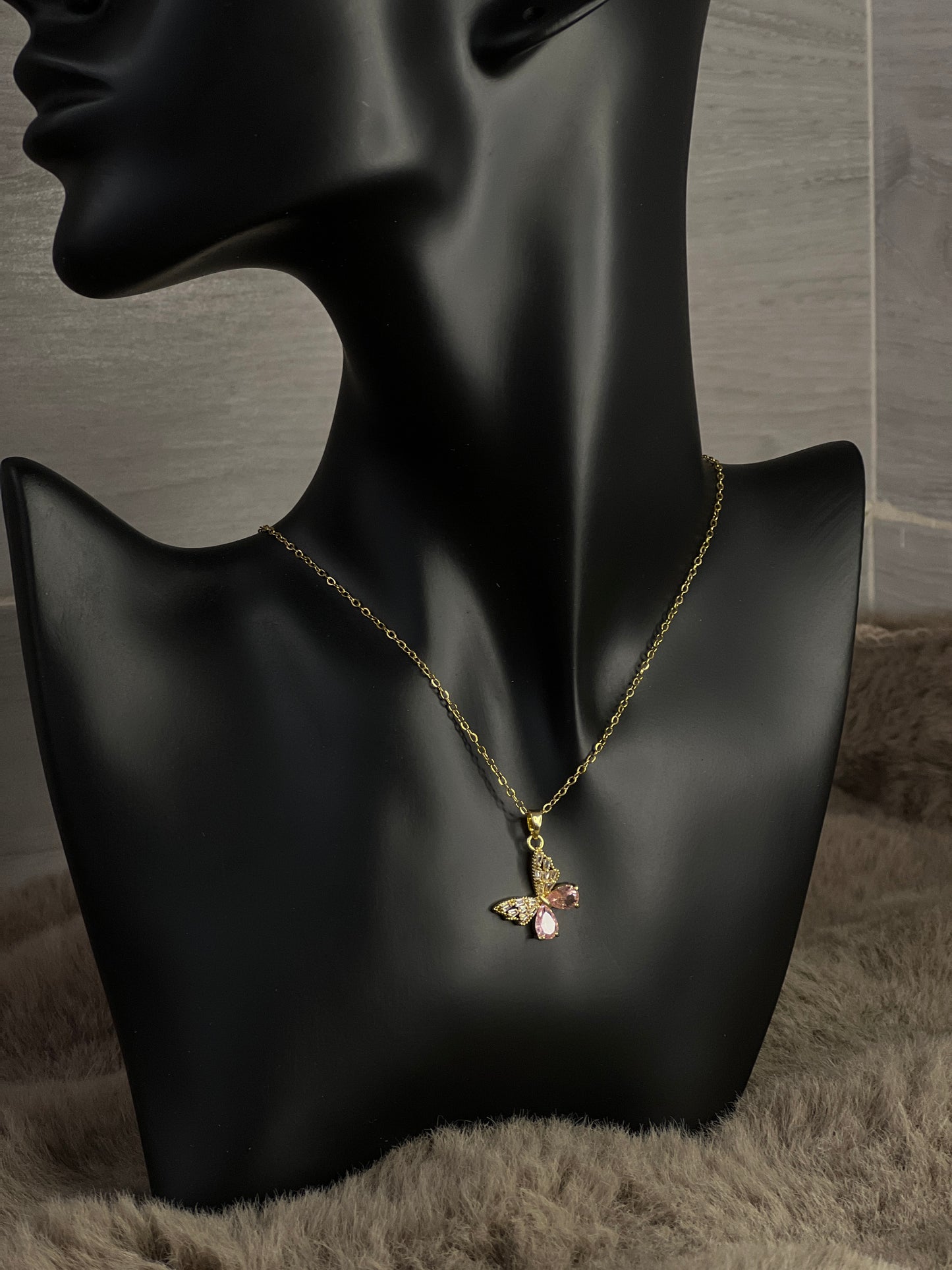 Collier papillon pierres rose