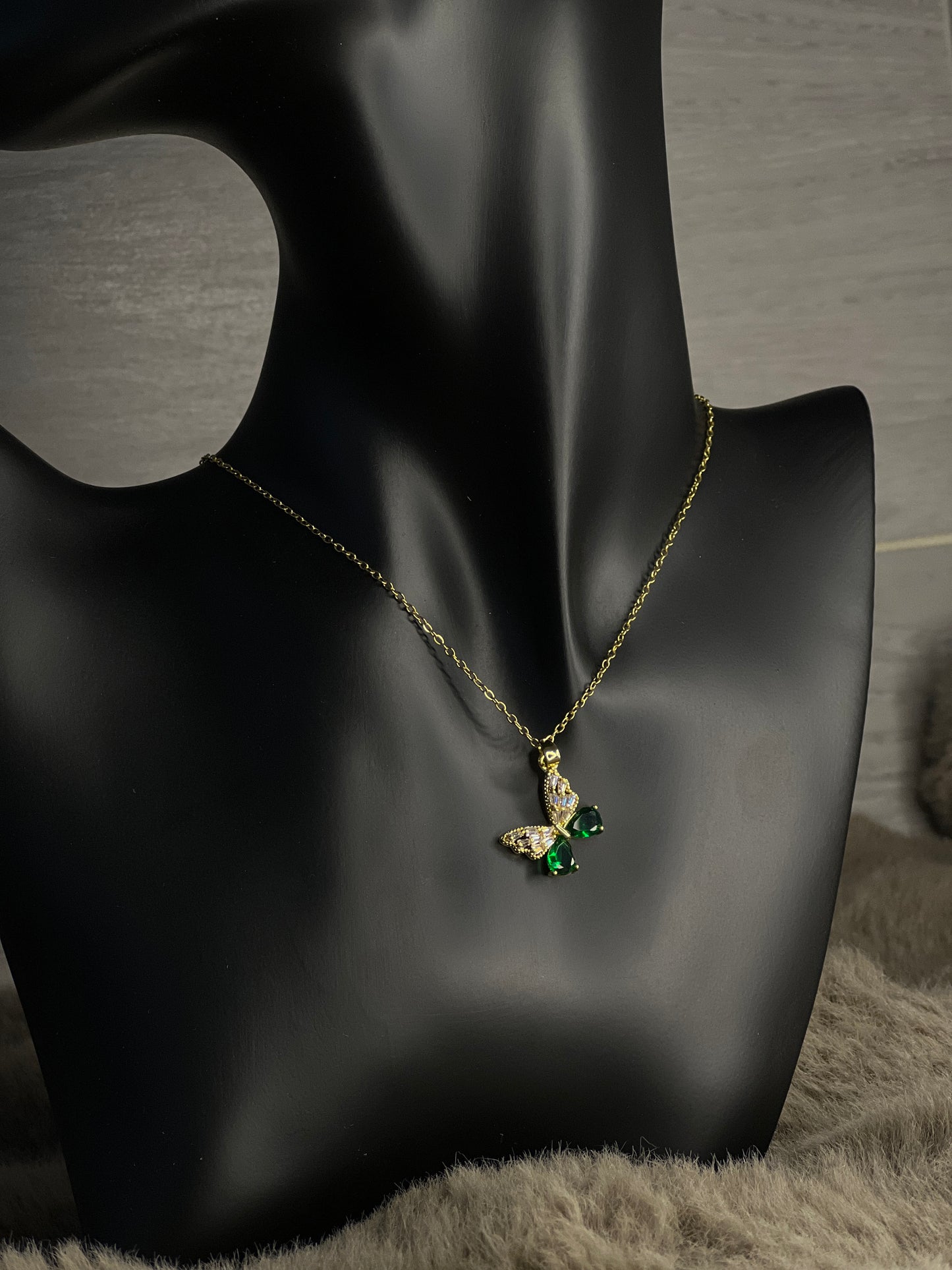 Collier papillon pierres vertes